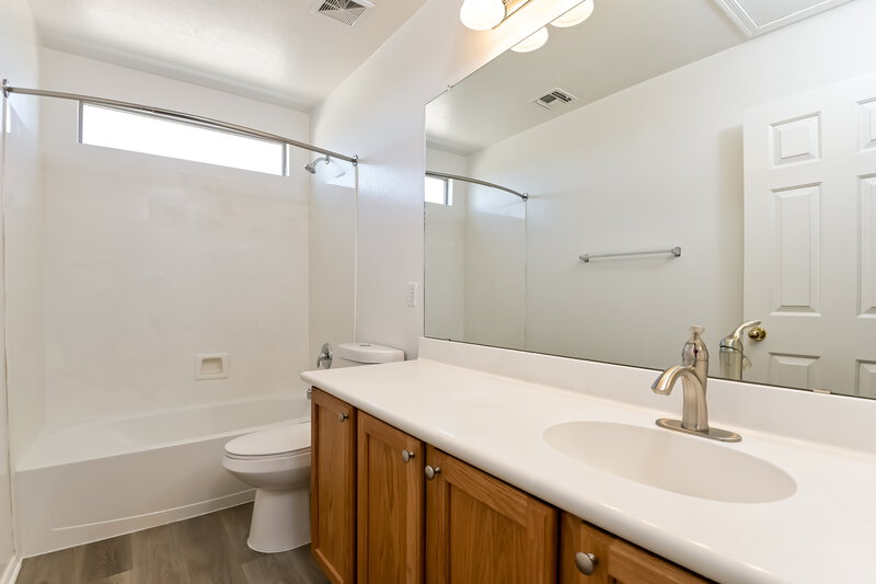 1,870/Mo, 14321 S Via del Moro Sahuarita, AZ 85629 Bathroom View