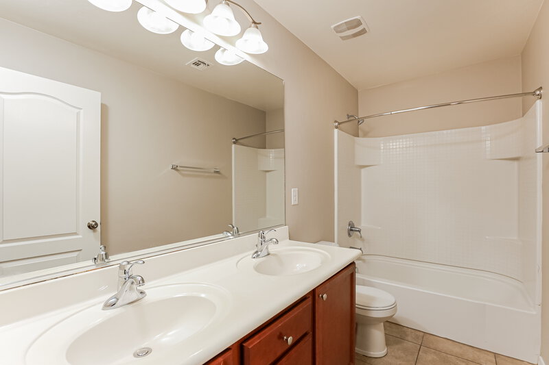 2,420/Mo, 6721 S May Fly Dr Tucson, AZ 85757 Bathroom View