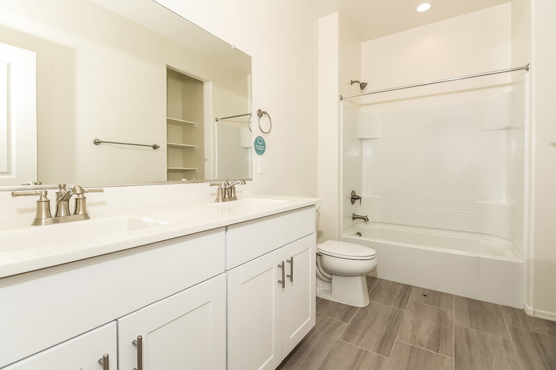 2,185/Mo, 13146 N Grayson Drive Marana, AZ 85653 Bathroom View