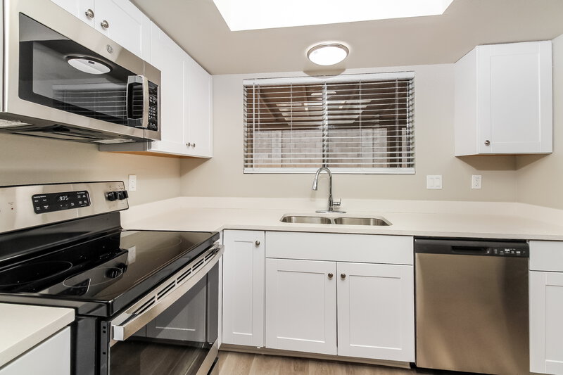 1,785/Mo, 1418 S Gecko Rd Tucson, AZ 85713 Kitchen View 2