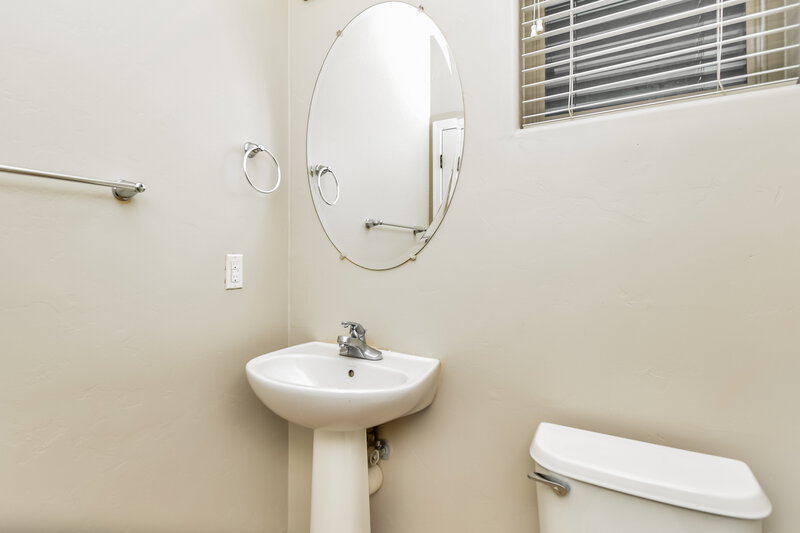 2,035/Mo, 102 W Camino Cuesta Abajo Sahuarita, AZ 85629 Bathroom View 2