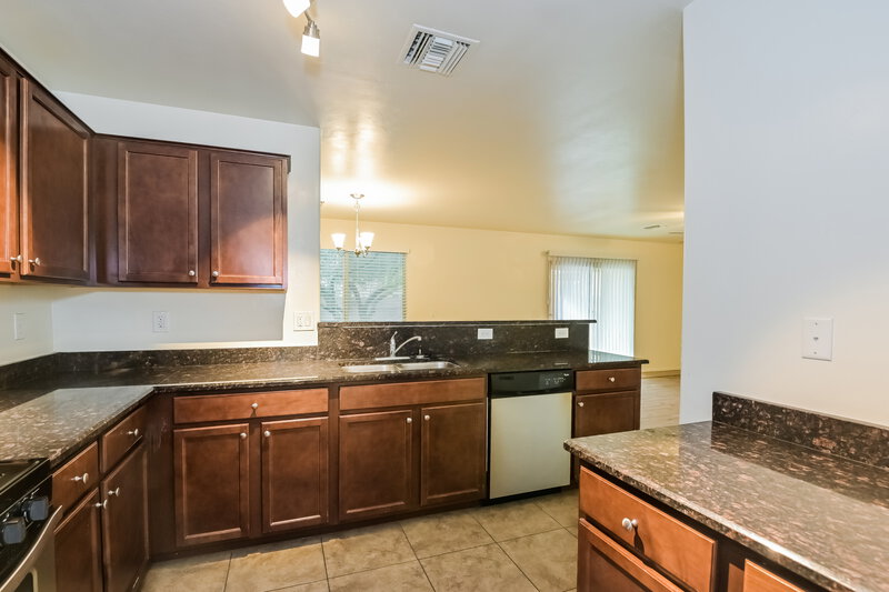 1,635/Mo, 933 W Calle Arroyo Norte Green Valley, AZ 85614 Kitchen View 2