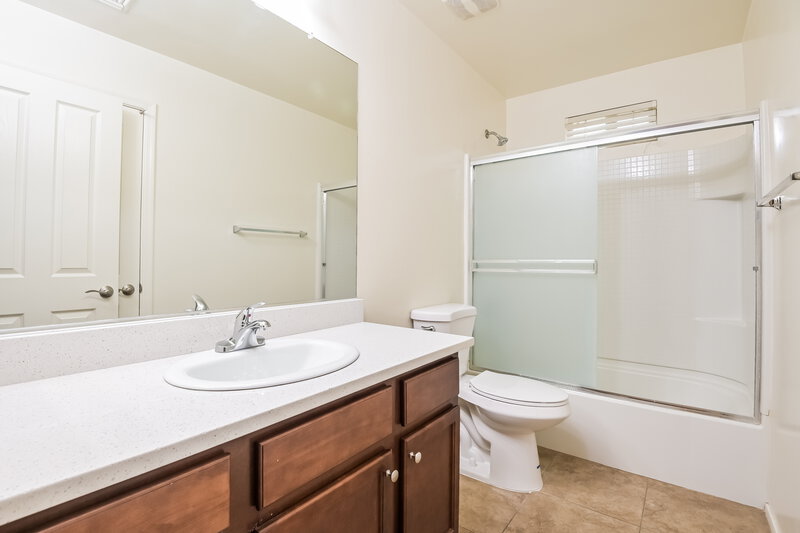 1,635/Mo, 933 W Calle Arroyo Norte Green Valley, AZ 85614 Main Bathroom View 2