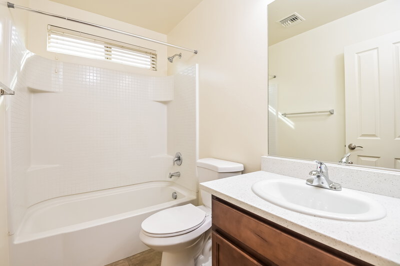 1,635/Mo, 933 W Calle Arroyo Norte Green Valley, AZ 85614 Bathroom View