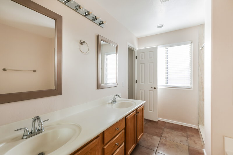 1,795/Mo, 422 W Tara Danette Dr Tucson, AZ 85704 Main Bathroom View