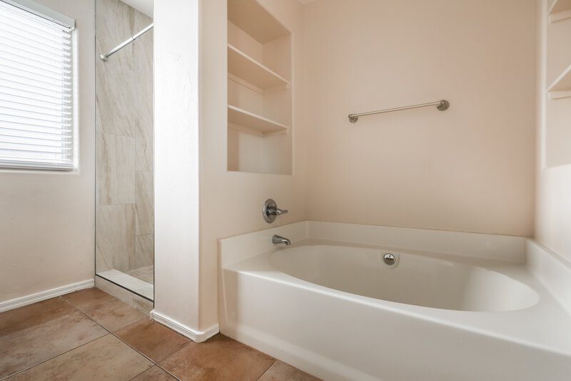 1,795/Mo, 422 W Tara Danette Dr Tucson, AZ 85704 Main Bathroom View 2