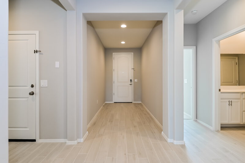 2,200/Mo, 13875 E Silver Pine Trl Vail, AZ 85641 Foyer View