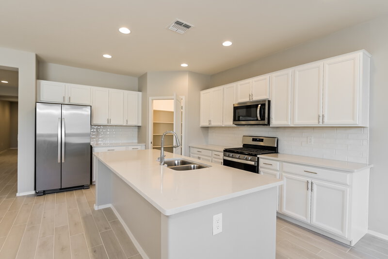 2,200/Mo, 13875 E Silver Pine Trl Vail, AZ 85641 Kitchen View