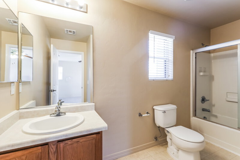 1,670/Mo, 293 W Paseo Celestial Sahuarita, AZ 85629 Main Bathroom View