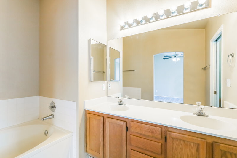 2,115/Mo, 7519 W Summer Sky Dr Tucson, AZ 85743 Main Bathroom View