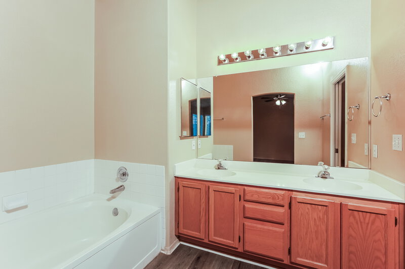 2,085/Mo, 7519 W Summer Sky Dr Tucson, AZ 85743 Main Bathroom View