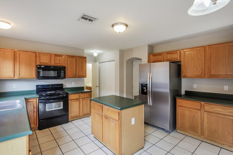 2,055/Mo, 9078 E Muleshoe St Tucson, AZ 85747 Kitchen View 2