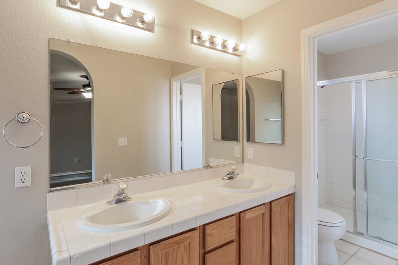 2,055/Mo, 9078 E Muleshoe St Tucson, AZ 85747 Main Bathroom View