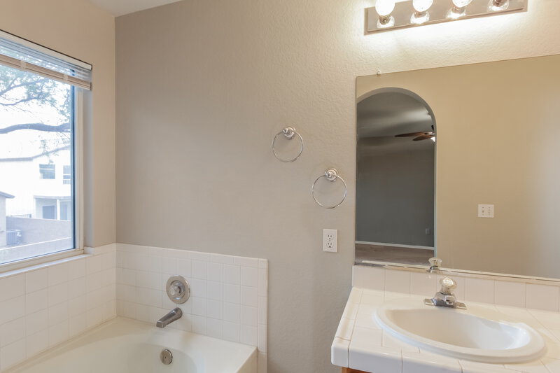 2,055/Mo, 9078 E Muleshoe St Tucson, AZ 85747 Main Bathroom View 2