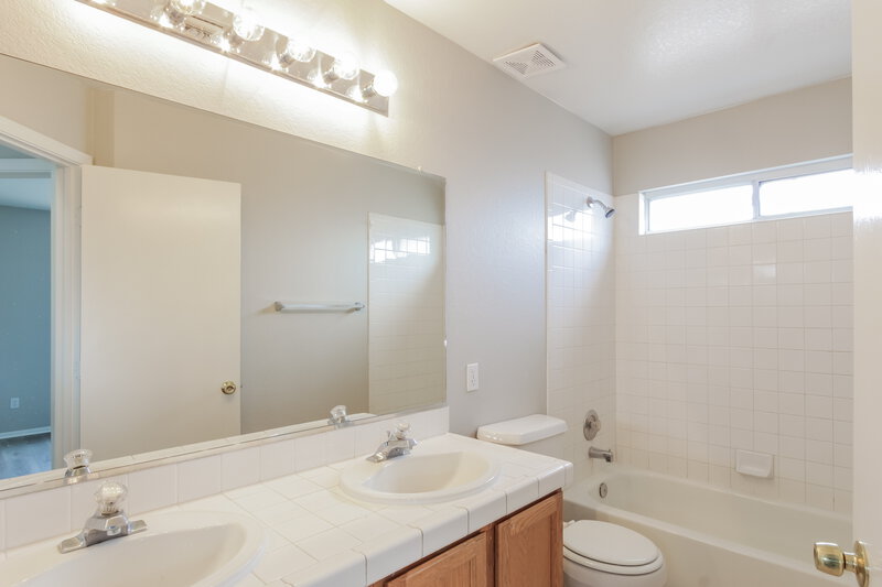 2,055/Mo, 9078 E Muleshoe St Tucson, AZ 85747 Bathroom View
