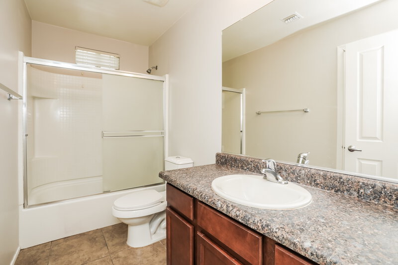 1,775/Mo, 868 W Calle Arroyo Norte Green Valley, AZ 85614 Main Bathroom View