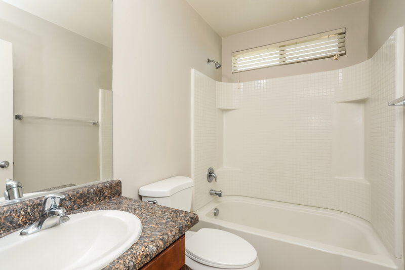 1,775/Mo, 868 W Calle Arroyo Norte Green Valley, AZ 85614 Bathroom View