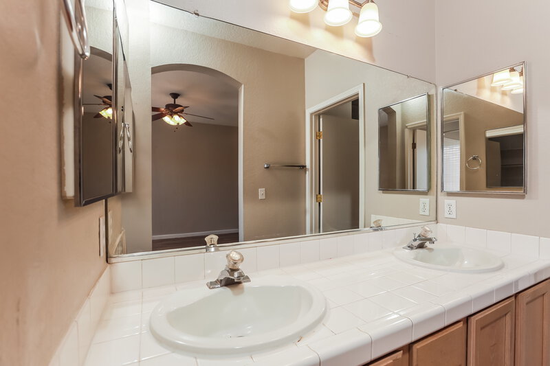 1,750/Mo, 9164 E Sugar Sumac St Tucson, AZ 85747 Main Bathroom View 2