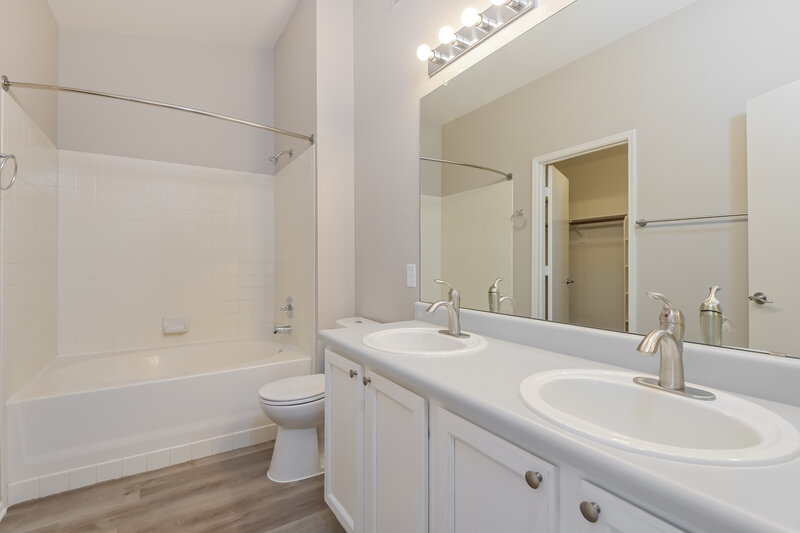 2,060/Mo, 9647 E Banbridge St Tucson, AZ 85747 Main Bathroom View