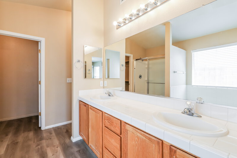 1,835/Mo, 9151 E Autumn Sage St Tucson, AZ 85747 Main Bathroom View