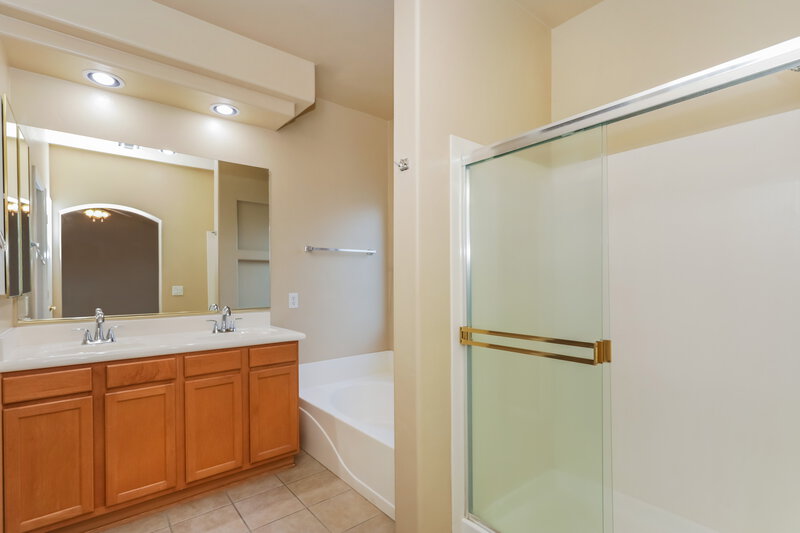 1,800/Mo, 123 E Corte Rancho Colina Sahuarita, AZ 85629 Main Bathroom View