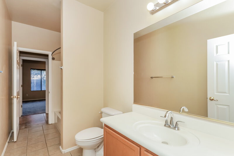 1,800/Mo, 123 E Corte Rancho Colina Sahuarita, AZ 85629 Bathroom View