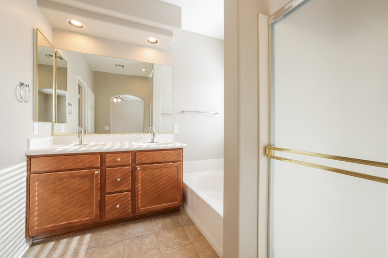 2,200/Mo, 14508 S Camino Tierra Monte Sahuarita, AZ 85629 Main Bathroom View