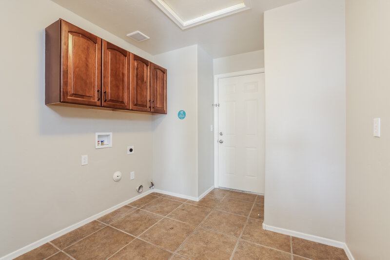 2,110/Mo, 420 S Blue River Loop Vail, AZ 85641 Laundry Room View