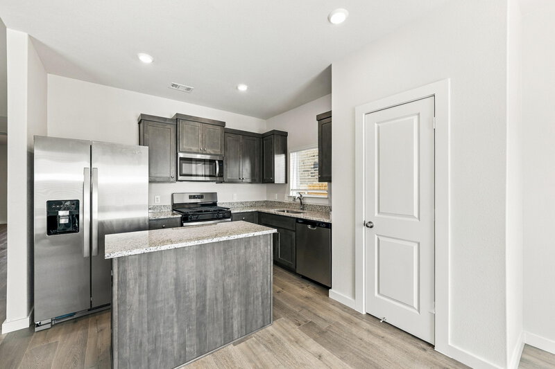 2,245/Mo, 105 Thomas Paine Dr Venus, TX 76084 Kitchen View 2