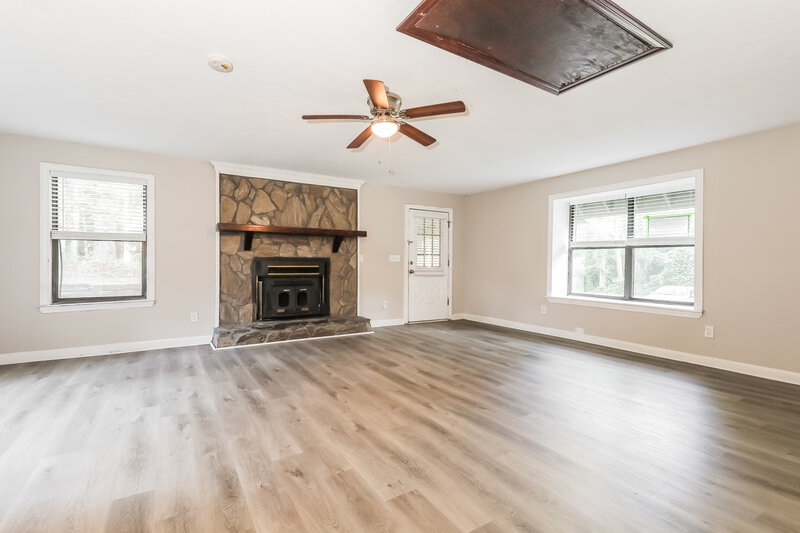 1,940/Mo, 114 Valley Road Stockbridge, GA 30281 Living Room View 2