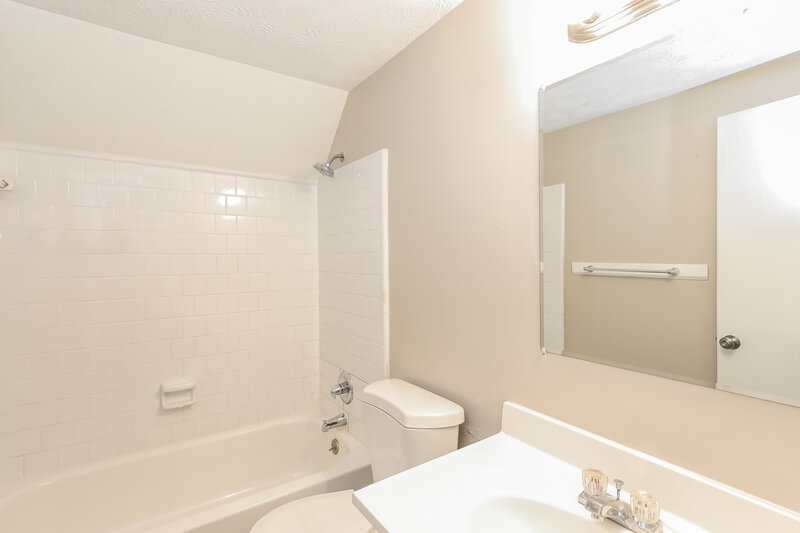 1,940/Mo, 114 Valley Road Stockbridge, GA 30281 Bathroom View