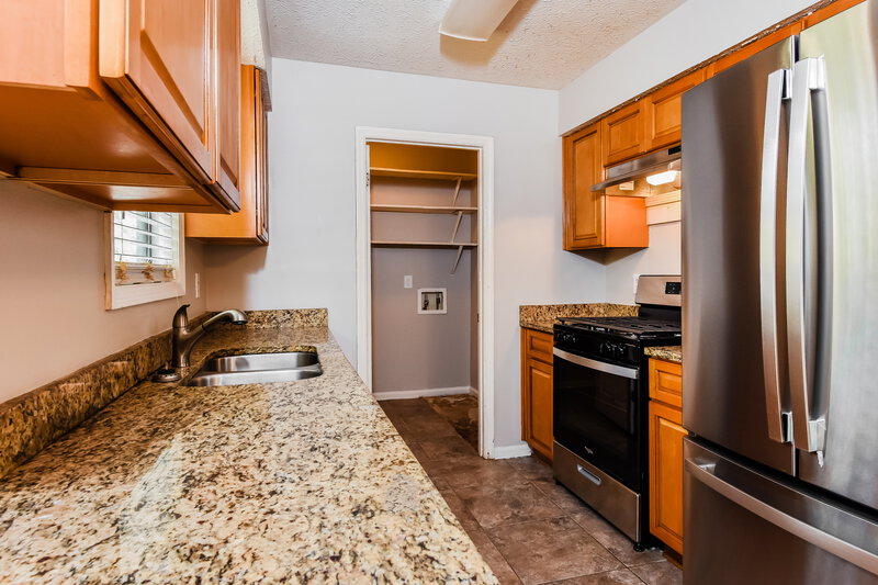 1,810/Mo, 2714 Beaver Creek Crossing SW Powder Springs, GA 30127 Kitchen View 2