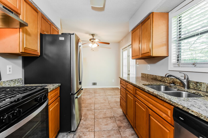 1,810/Mo, 2714 Beaver Creek Crossing SW Powder Springs, GA 30127 Kitchen View 3
