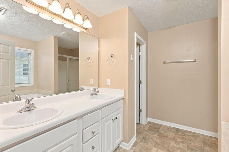 2,115/Mo, 3556 Bridle Brook Dr Auburn, GA 30011 Primary Bathroom View 2